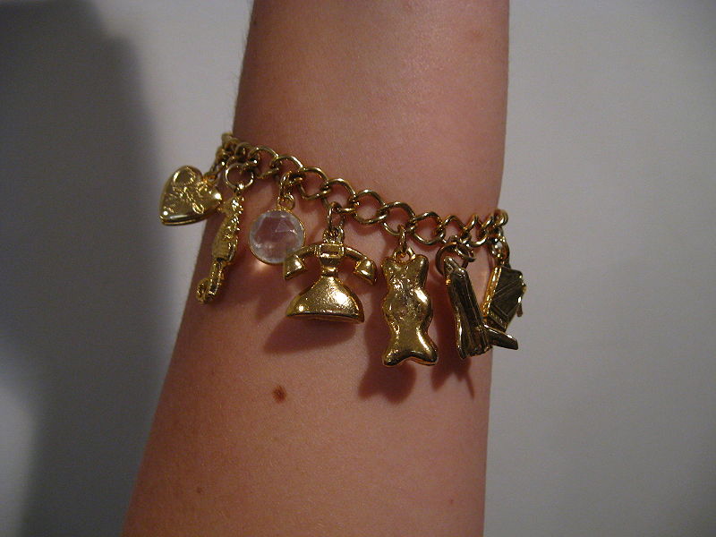 Gold charm bracelet (Mabsal)